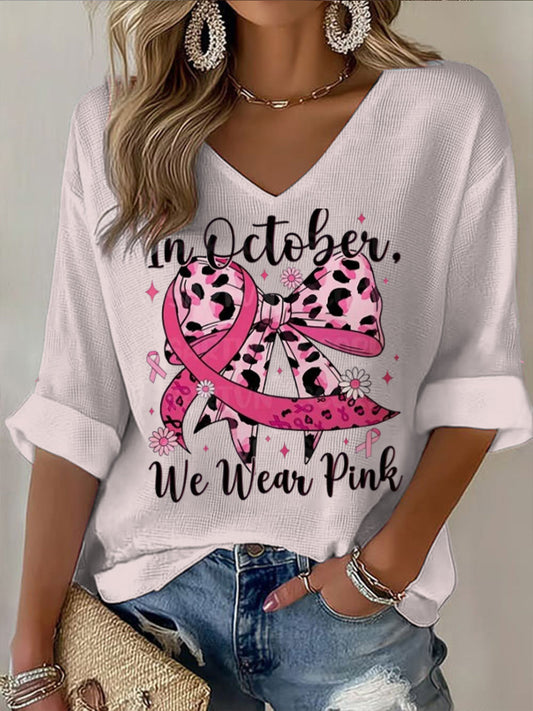 Damska krótka koszulka z motywem raka piersi z dekoltem w szpic